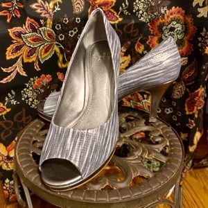 Silver textured pump in size 7